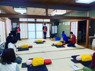 【ランドラニュース】

本日、赤十字社香川県支部の
講師2名をお呼びし、
救命講習を開催しました🏥✨

目の前の人等が急に倒れた時
まずは慌てず「早期認識と通報」を！

からの「心肺蘇生とAED」

胸部の押さえ方、AEDの役割等々
知っているようで知らなかった
アレやコレやにビックリ！！！👀👀👀

加えて「低体温対策」や「捻挫や骨折時の応急処置」等、
屋外を想定した内容盛り沢山で実施。

が！怪我や事故は様々な場合が想定されるため
まだまだ学び足りないという声も多数あり…

これを機に、本格的な講習を受講したいという声も。
ぜひ、有事を想定して定期的に学んでいきましょう🙏🏻

#赤十字社
#赤十字社香川県支部
#トレイルランニングレース
#トレイルランニング
#ランニング
#マラソン
#香川県　
#runningdrunkers