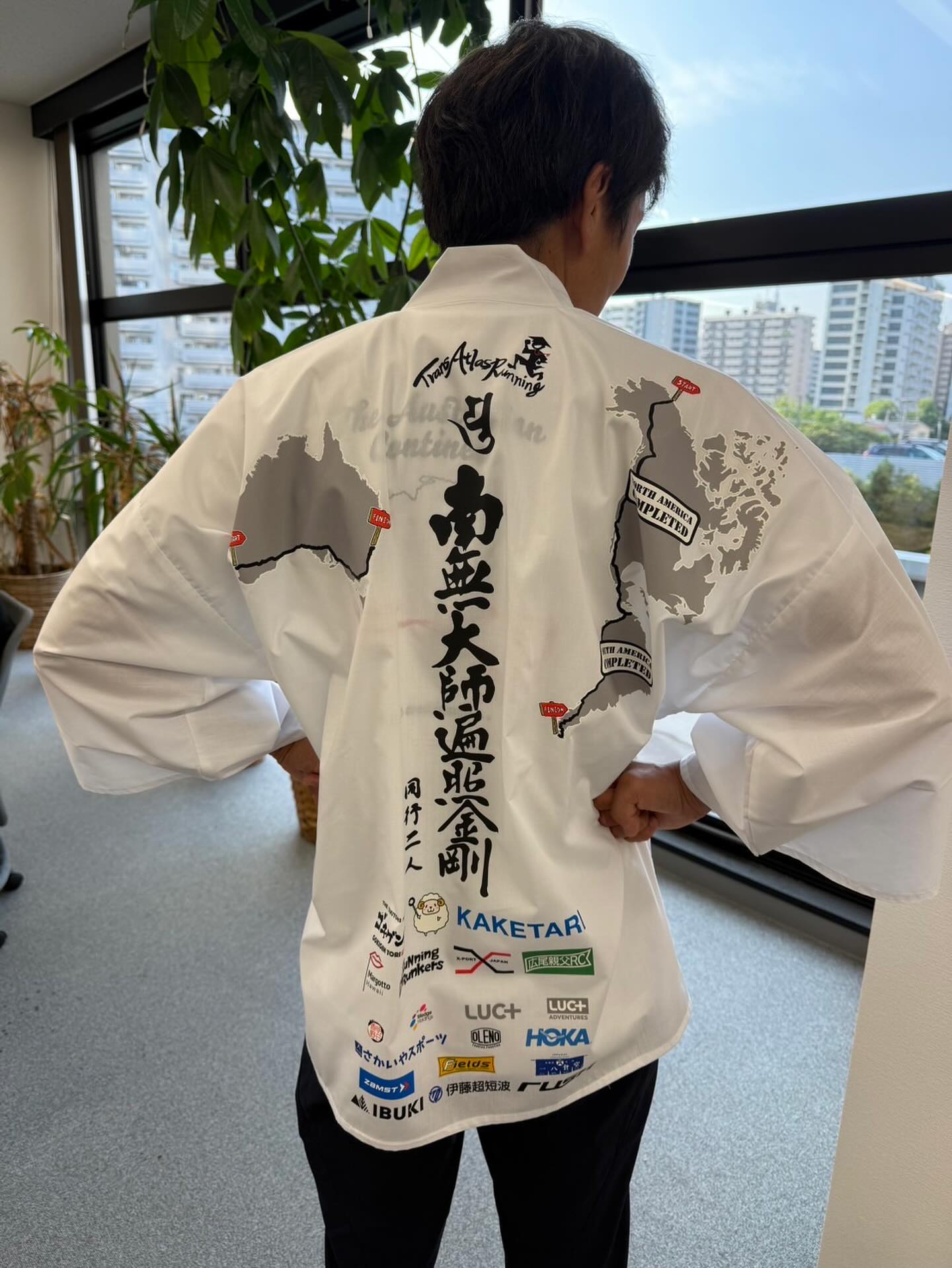 【ランドラニュース】 すっかり四国でもお馴染みの
ウルトラランナー・いいのわたるさんが
【Trans Atlas Running 〜5大陸の旅〜】
第3章:オーストラリア大陸編
のため、日本を旅立ちました〜✈️✨ スタートは8月9日(土)日本時間 8:00〜
🌏西海岸・パースから東海岸・シドニーまで
約4,500 kmを走破予定とのこと! どひゃーーーーーー🤑 私たちランドラは、
トークショーを通じた寄付や
クラウドファンディングを活用して
いいのさんのチャレンジを全力応援しています💪 同行二人の白衣にもランドラロゴを
ONしていただきました🥰
(写真のロゴ、よ〜く見てみて!) いいのさんの旅の様子は
@wataruiino_official
をフォローすると
タイムリーにCheckできますよ!💪 ぜひ、いいのさんを応援しながら
一緒に旅気分を満喫しましょう〜🇦🇺 #いってらっしゃい✈️
#シドニーで!✋✨
