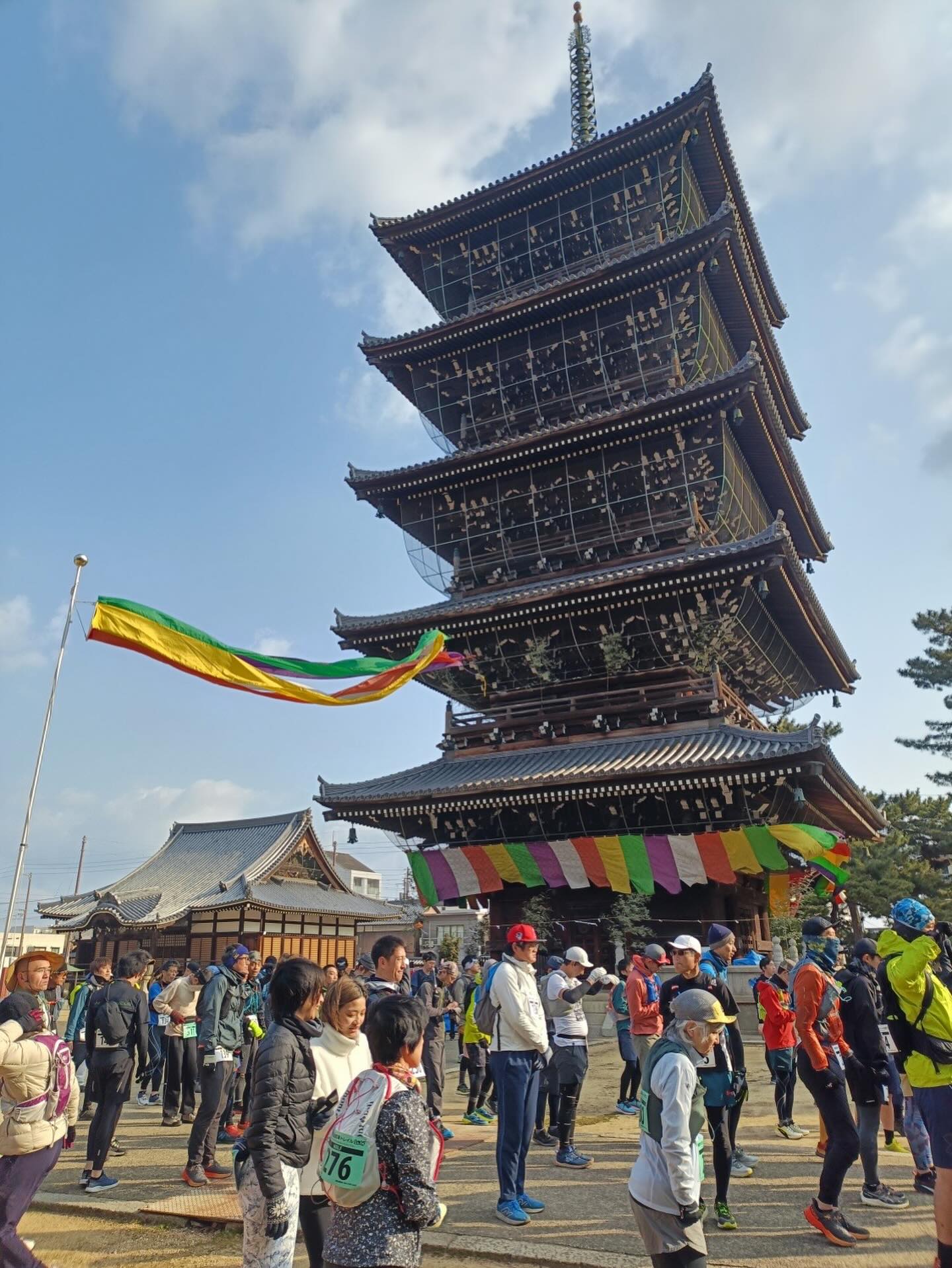 ・・
【善通寺五岳山空海トレイル⛰️ニュース】 昨夜から2026エントリーSTART🕺✨ 善通寺五岳山 空海トレイルの舞台は、
善通寺市の西側に屏風のように
連なる5つの美しい山々!
⛰⛰️⛰️⛰️⛰️ それらの山々を総称して五岳山と呼び、
弘法大師空海が修行をした場所との
いわれがあります👏✨ 2026は2月28日(土)開催!
エントリー〆は1月24日(土)まで! 詳細はプロフィール
またはURLから👉
@running_drunkers
https://moshicom.com/126302/
