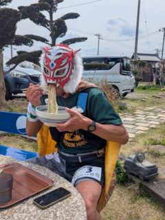 【UUM2026】エントリーサイト公開です✨
お待たせしました!
「さぬきうどん」の実店舗をエイドに讃岐高松を走る、お馴染みウルトラうどんマラニックを2026年4月4日開催します‼️ コース、うどん店共に調整中な箇所もありますが
instaフォロワーの皆様にだけ少し情報漏洩…笑 ・距離は60km弱ぐらいになりそう
・いつもよりうどん店が多めかも…(胃袋鍛えるべし?!💪) ワクワクして来たんじゃないの〜〜? 今回「初めて参加する」という人向けに少しだけですが、実験的に新規枠というのを設けてみました(1度もエントリーが叶わないという方に向けての措置です)。 エントリー開始は2026/1/13(火)21:00~
先着順にて受付となります。 https://moshicom.com/137765/ 毎回、枠が少なくて申し訳ありませんが…
2026もUUMをヨロシクお願いします🙏