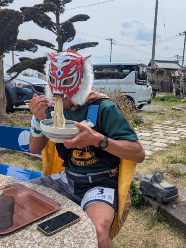 【UUM2026】エントリーサイト公開です✨
お待たせしました!
「さぬきうどん」の実店舗をエイドに讃岐高松を走る、お馴染みウルトラうどんマラニックを2026年4月4日開催します‼️ コース、うどん店共に調整中な箇所もありますが
instaフォロワーの皆様にだけ少し情報漏洩…笑 ・距離は60km弱ぐらいになりそう
・いつもよりうどん店が多めかも…(胃袋鍛えるべし?!💪) ワクワクして来たんじゃないの〜〜? 今回「初めて参加する」という人向けに少しだけですが、実験的に新規枠というのを設けてみました(1度もエントリーが叶わないという方に向けての措置です)。 エントリー開始は2026/1/13(火)21:00~
先着順にて受付となります。 https://moshicom.com/137765/ 毎回、枠が少なくて申し訳ありませんが…
2026もUUMをヨロシクお願いします🙏