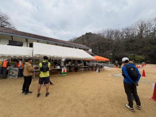 【ランドラニュース】 岡山県の文化遺産「閑谷学校」周辺で開催された
備前閑谷トレイルランニング(プレ大会)に
お邪魔させていただきました! 主催者やスタッフの皆さんの
熱い想いが体現されていて
本当に素敵な空間でした〜💓 善通寺五岳山の宣伝もバッチリ
させていただきましたよ😙 @takaaki.honjo
ありがとうございました!!! 後夜祭では山本諒馬選手から
フランスのトレイルランニングレース
「L’Échappée Belle(レシャップ・ベル)」の
報告会があり、これまた聞き応えあり👏✨
@ririrun100 今後も海外レースにチャレンジ予定とのこと。
2026夏頃を目途にランドラの
トークイベントに登壇していただく予定です。
乞うご期待!💪✨