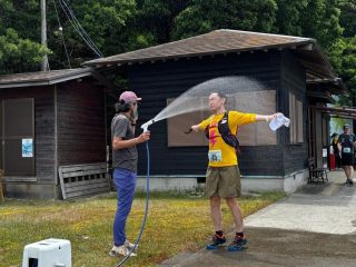 【蔦島トレイルランニングレース2026】本日21時よりエントリー開始🏝️✨✨✨✨  寒い日が続いておりますが…
皆さん楽しいランニングライフをお過ごしでしょうか⁇  本日より蔦島エントリー始まりますよ🤘
今日も寒いけど…5月には暑くて水被ってますよ〜〜笑
今年は無人島トレイルで夏を先取りだね🏝️🏄  毎度おなじみ子供と走れるペア部門もあるので、
家族で遊びにいらっしゃ〜い✨✨  超ゆるい大会ですが…
毎年、〆切前に完売するのでエントリーは
お・は・や・め・に❤️