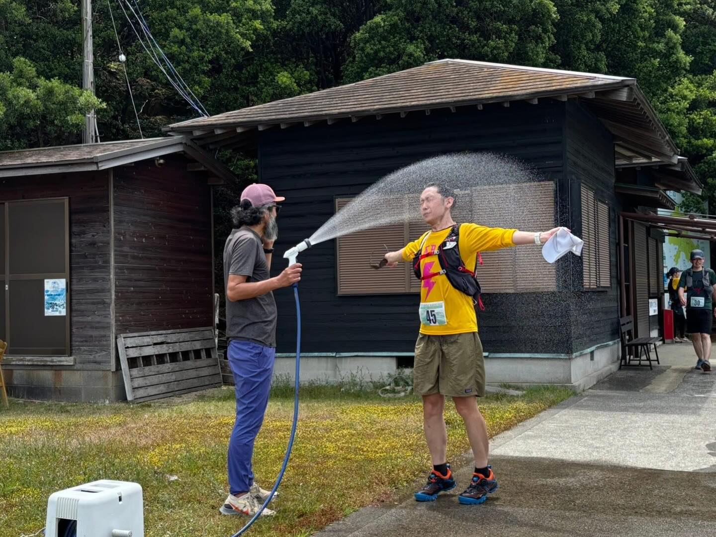 【蔦島トレイルランニングレース2026】本日21時よりエントリー開始🏝️✨✨✨✨  寒い日が続いておりますが…
皆さん楽しいランニングライフをお過ごしでしょうか⁇  本日より蔦島エントリー始まりますよ🤘
今日も寒いけど…5月には暑くて水被ってますよ〜〜笑
今年は無人島トレイルで夏を先取りだね🏝️🏄  毎度おなじみ子供と走れるペア部門もあるので、
家族で遊びにいらっしゃ〜い✨✨  超ゆるい大会ですが…
毎年、〆切前に完売するのでエントリーは
お・は・や・め・に❤️