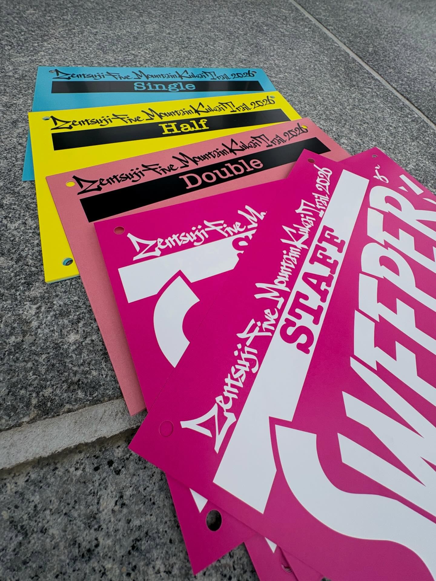 【善通寺トレラン🙏ニュース】 いよいよ明日2/28
善通寺がトレイルランナーで
溢れかえる1日がスタート!🕺✨ 会場やコースの準備もばっちり◎
今日はあいにくの天気ですが
明日はなんとか晴れに変わるハズ!
各カテゴリーで全力を尽くしてくださいね💪✨ ●選手速報は以下URLまたは
プロフィールをご確認ください💁♀️
https://timesync.jp/runningdrunkers/260228/
@running_drunkers ●雨天の影響により、駐車場の
「善通寺市中央小学校運動場」が
「利用不可」となりました。
選手の皆様にはモシコム経由で
駐車場のご案内をしていますので
必ずご確認ください💁♀️ #善通寺五岳山空海トレイル
#善・五・空
#welcometothe善通寺