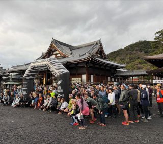 【善通寺トレラン🙏ニュース】  2026大会も大きな怪我人等なく
無事に終えることができました！！！  はじめてのトレイルにワクワクした人
今年こそは完走！と闘志を燃やしていた人
PB更新できるかなと緊張していた人　...etc.  初心者向けのハーフから
上級者向けのトリプルまで
各カテゴリーでいろいろ楽しめるのが
善通寺五岳山空海トレイルの魅力の1つ🕺✨  出走した316人の選手、1人1人に
いろいろなドラマがあったのでは
ないでしょうか！？  また次回も、弘法大師空海の誕生地
四国八十八ヶ所第75番霊場「総本山善通寺」にて
トレイルランナーの皆様をお迎えできますように🙏✨  リザルトは以下URLまたは
プロフィールをご確認ください🦭
https://timesync.jp/runningdrunkers/260228/
@running_drunkers  #善通寺五岳山空海トレイル
#善・五・空
#善通寺🙏✨
#トレイルランニングレース