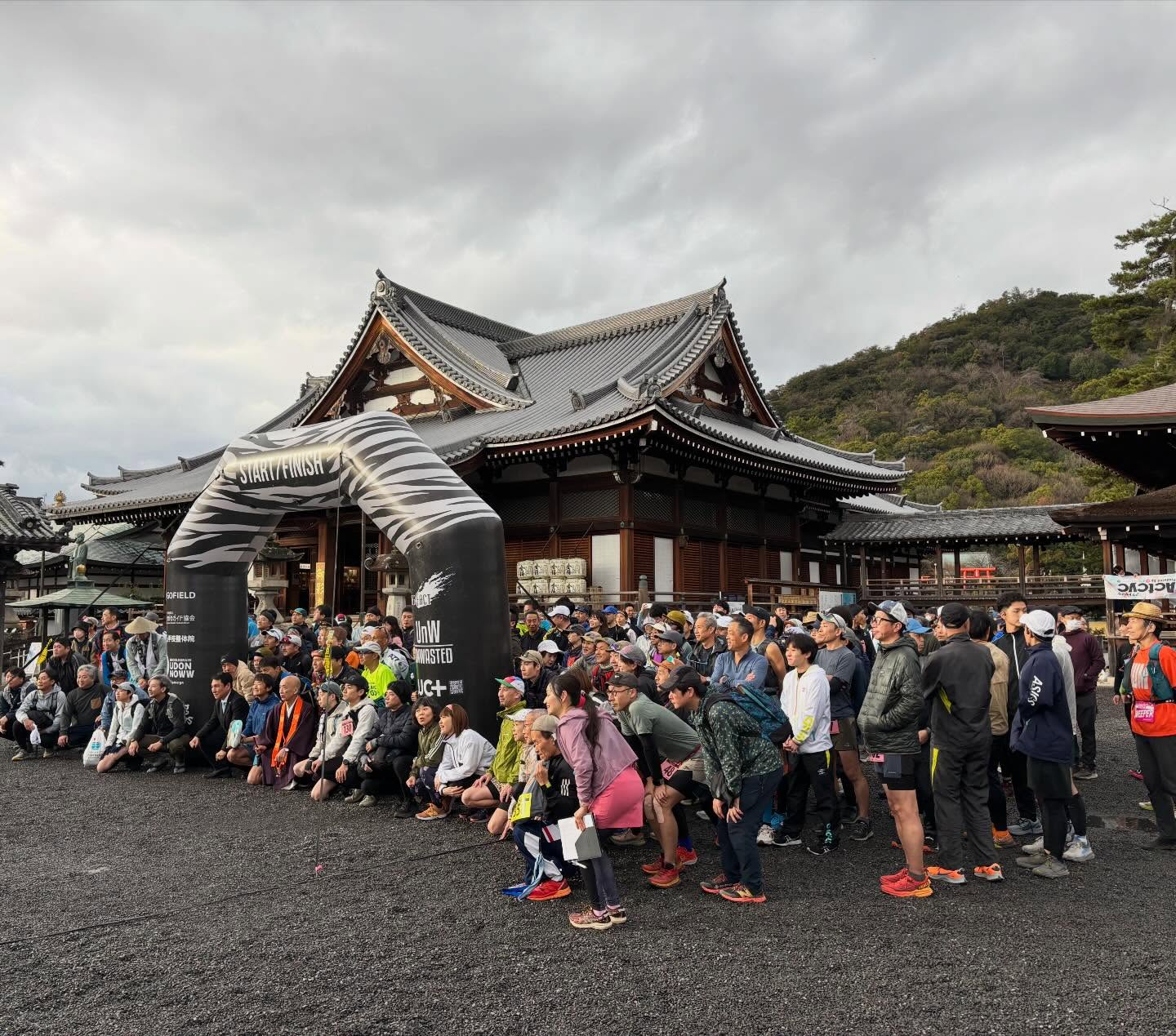 【善通寺トレラン🙏ニュース】  2026大会も大きな怪我人等なく
無事に終えることができました！！！  はじめてのトレイルにワクワクした人
今年こそは完走！と闘志を燃やしていた人
PB更新できるかなと緊張していた人　...etc.  初心者向けのハーフから
上級者向けのトリプルまで
各カテゴリーでいろいろ楽しめるのが
善通寺五岳山空海トレイルの魅力の1つ🕺✨  出走した316人の選手、1人1人に
いろいろなドラマがあったのでは
ないでしょうか！？  また次回も、弘法大師空海の誕生地
四国八十八ヶ所第75番霊場「総本山善通寺」にて
トレイルランナーの皆様をお迎えできますように🙏✨  リザルトは以下URLまたは
プロフィールをご確認ください🦭
https://timesync.jp/runningdrunkers/260228/
@running_drunkers  #善通寺五岳山空海トレイル
#善・五・空
#善通寺🙏✨
#トレイルランニングレース