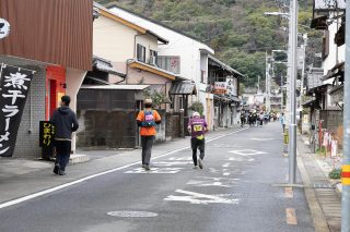 【善通寺トレラン🙏ニュース】 真木カメラマンに続きまして
しのカメラマンの写真販売も
開始しました📸✨ 選手の皆様には、モシコム経由での
連絡内容をご確認ください! こちらの写真は
しのカメラマンがとらえた
ハーフ最後尾のランナー🏃 お年はエントリー選手の中でも
ダントツ最高齢の85歳✨
トレイルに入ると前にいる選手らを
ごぼう抜きだったそうです👀 いくつになってもトレランを
楽しんでいらっしゃる姿に
たくさんの刺激をいただきました🔥 @shino3_liebe59 #大会の一瞬一瞬を
#選手の感動と記憶を
#ファインダー越しに見る世界
#いつもありがとう🤍