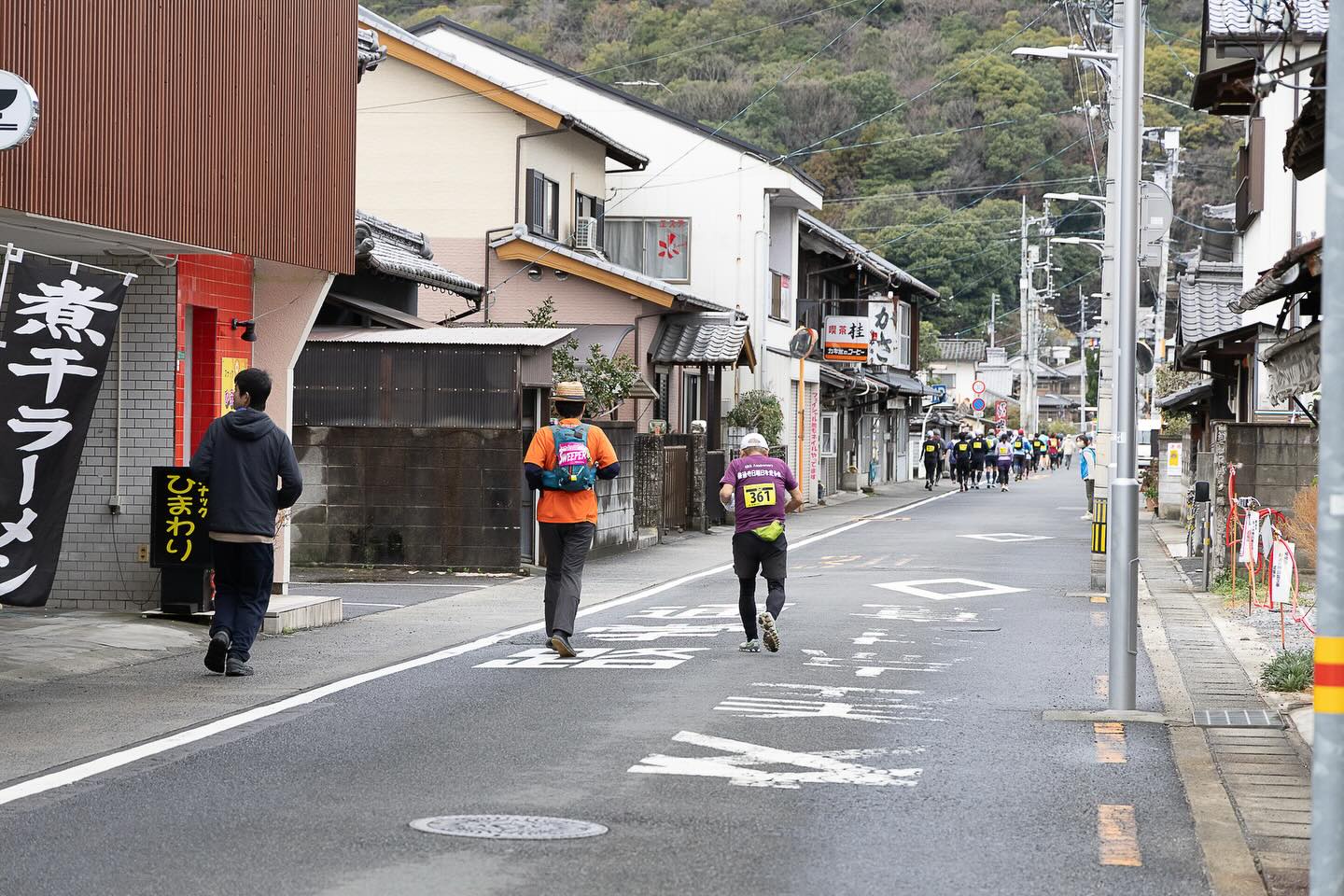 【善通寺トレラン🙏ニュース】 真木カメラマンに続きまして
しのカメラマンの写真販売も
開始しました📸✨ 選手の皆様には、モシコム経由での
連絡内容をご確認ください! こちらの写真は
しのカメラマンがとらえた
ハーフ最後尾のランナー🏃 お年はエントリー選手の中でも
ダントツ最高齢の85歳✨
トレイルに入ると前にいる選手らを
ごぼう抜きだったそうです👀 いくつになってもトレランを
楽しんでいらっしゃる姿に
たくさんの刺激をいただきました🔥 @shino3_liebe59 #大会の一瞬一瞬を
#選手の感動と記憶を
#ファインダー越しに見る世界
#いつもありがとう🤍