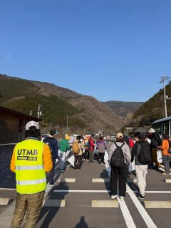 【MMM🐮ニュース】  ことなみエコツアー推進協会のイベント
KOTONAMI Creen Action 🧹🍂へ
ランドラもスタッフとして参加しました🫡  MMMでもお馴染みのエピアみかど（温泉）周辺を
約４km（ロードだけど高低差約１３０mあり👀）
山々の景色やワイワイお喋りを楽しみながらゴミ拾い🙆‍♀️  見慣れた道が綺麗になっていく様子は
気持ちが良いものですね✨
掃除後の、ふるまい鍋もサイコー！！！  参加者には登山の方もたくさんいて、
MMMコースでトレイルランナーを
見かけたとの情報も👀うれしや！  #安全反射ベストの正しい使い方👷🏻‍♀️
#MMM 2026は10月24-25日開催！
#MMMエントリー開始は５〜６月を予定！！！